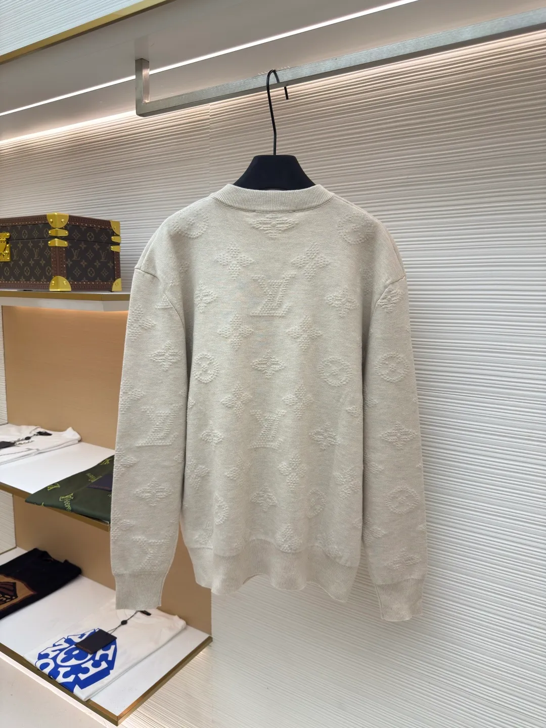 LOUIS VUITTON letter dark pattern embossed sweater ●Authentic product: 14800 purchase and development ●Item number: 1680547-B25 ●Fabric: cashmere fabric ●Technology: embossed technology ●Version: fitted version ●Weight: about 765 grams ●Size: S-M-L ●Description: Made of cashmere blended fabric, neckline, sleeves, and hem threads, the overall routing is straight and delicate, the fabric is comfortable and soft, and the color is consistent without color difference. It can be matched with the same style to create a fashionable look, and can be used in various occasions. Customized accessories, complete with three standards, same style for men and women!
